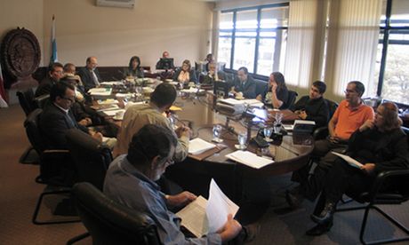Miembros de la junta directiva del SINDEU y el Consejo Universitario se han reunido en dos oportunidades en lo que va del año para dialogar sobre diversos problemas que afectan a la Institución. (Foto: Andrea Jiménez M.)