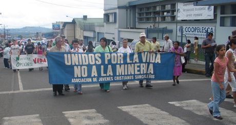Organizaciones ambientalistas, universidades estatales y vecinos de la zona norte, entre otros, han marchado en contra de la minería a cielo abierto en Las Crucitas. (Foto: Archivo)