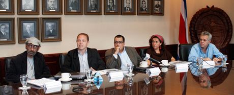 Miembros de la comisión especial destacaron que el proceso de ampliación del acueducto de Sardinal está lleno de irregularidades. En el orden usual: Lic. Héctor Monestel, M.Sc. Mario Arias, Dr.Alberto Cortés, Br. Peggy Quesada y M.Sc. Marco Fournier, durante la entrega del informe a la prensa. (Foto: Andrea Jiménez M.)