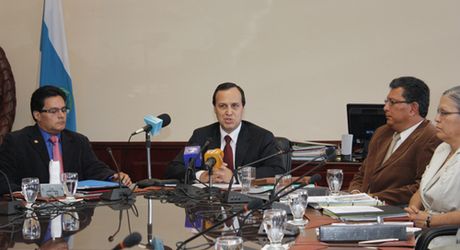 El Director del Consejo Universitario, Dr. Oldemar Rodríguez, y miembros de este Órgano entregaron el pronuncimiento a los medios de comunicación en una conferencia de prensa efectuada este jueves en horas de la mañana. (Foto: Andrea Jiménez M.)