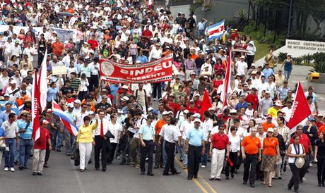 Autoridades, profesores, estudiantes y funcionarios administrativos de las cuatro universidades estatales marcharon este martes 15 de junio hasta la Casa Presidencial para pedirle al Gobierno presupuesto para la educación superior pública. (Foto: Andrea Jiménez M.)