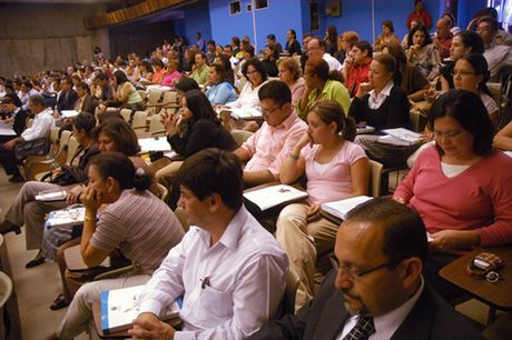Un numeroso grupo de universitarios asisten cada año a escuchar el informe de la Rectora. (Foto: Andrea Jiménez M.)
