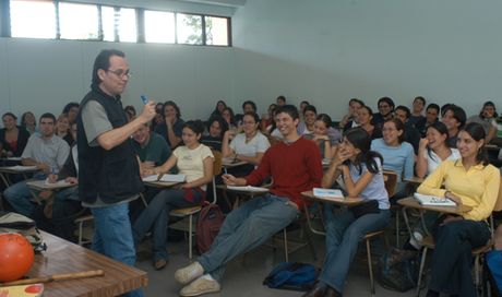 El aumento en los porcentajes de zonaje y bonificación será un estímulo para que el personal docente que trabaja en las Sedes Regionales. (Foto: Archivo)