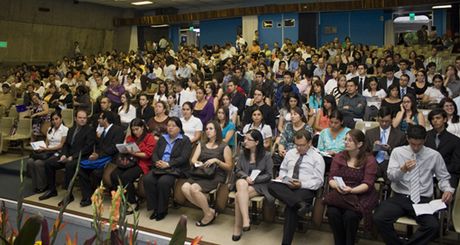 Cada año la UCR premia a sus mejores promedios en una ceremonia. (Foto: Andrea Jiménez M.)