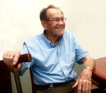 Francisco Rodríguez Jimenez, graduado de Pedagogía en 1942, dijo estar muy emocionado de recibir el homenaje de la UCR. (Foto: Andrea Jiménez M.)