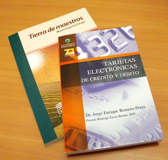 El premio Rodrigo Facio consiste en un reconocimiento oficial y en la publicación de una obra propia del galardonado. La foto muestra los libros publicados por la UCR a la Licda. María Eugenia Dengo Obregón y al Dr. Jorge E. Romero Pérez, premiados en los años 2006 y 2010, respectivamente. (Foto: Andrea Jiménez M.)