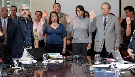Miembros de la Comisión Organizadora del VII Congreso, así como los suplentes, fueron juramentados el pasado 15 de mayo, durante la sesión ordinaria del Consejo Universitario. (Foto: Andrea Jiménez M.)