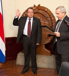 El M. Sc. Eliécer Ureña Prado fue juramentado por el Ing. Ismael Mazón González, director saliente. (Foto: Andrea Jiménez)