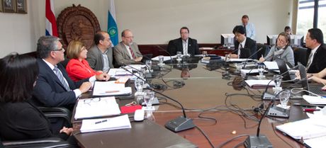 Al Consejo Universitario le corresponde ratificar las solicitudes de apoyo financiero superiores a $1.000 y aquellas que requieran levantamiento de requisitos. (Foto: Andrea Jiménez)