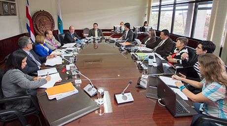 De acuerdo con la Constitución política, la UCR debe pronunciarse sobre aquellos proyectos de ley relacionados con las competencias de la institución. (Foto: Andrea Jiménez)