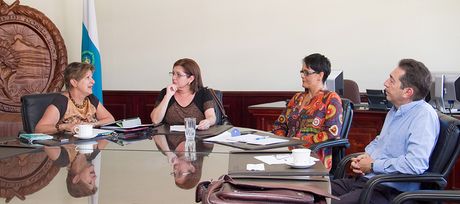 En el orden usual: M.Sc. Saray Córdoba González, Dra. Carla Jara Murillo, Dra. Sandra Araya Umaña y Dr. Bruno Lomonte Vigliotti, miembros de la comisión especial del Consejo Universitario. (Foto: Andrea Jiménez)