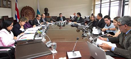 A través de comisiones especiales o de propuestas de dirección, el Consejo Universitario invierte una amplia cantidad de tiempo en el análisis de proyectos de ley. (Foto: Andrea Jiménez)