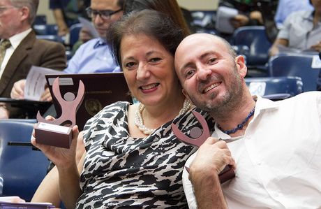María Lourdes Cortés Pacheco, profesora de la Escuela de Estudios Generales y Juan Manuel Fernández Escoto, estudiante del posgrado en Comunicación, recibieron el homenaje el año anterior. (Foto: Andrea Jiménez)