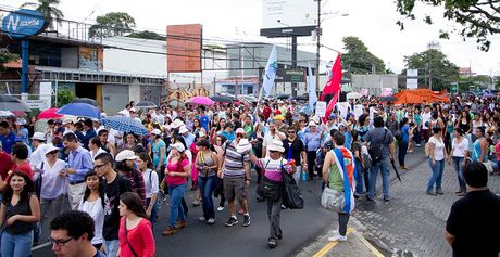 Para la UCR la protesta pública es una forma de ejercicio del derecho de reunión y de libertad de expresión, el cual debe ser respetado y garantizado por las autoridades gubernamentales y la Policía. (Foto: Andrea Jiménez)