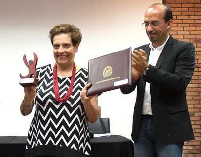 El reconocimiento a los universitarios destacados se realiza todos los años. La Dra. Julieta Dobles Izaguirre, Premio Nacional de Cultura Magón, recibió este homenaje en el 2014. (Foto: Andrea Jiménez)