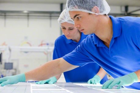 La UCR recomendó analizar, de manera alternativa, otros modelos educativos que incluyen la práctica en empresas, instituciones, industrias, etc, desde inicios de la  formación. (Foto: http://www.corbis.com)