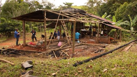 Escombros de casa indígena en Río Azul de Salitre, después de haber sido incendiada en agosto de 2015, como consecuencia del conflicto étnico. (Foto: Semanario Universidad)