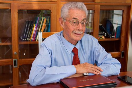 El premio Rodrigo Facio Brenes se creó en el año 1990 y el profesor Daniel Camacho Monge es el duodécimo costarricense en recibir este importante reconocimiento. (Foto: Andrea Jiménez)
