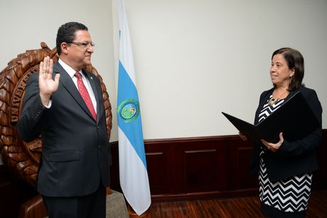 El Ing. José Francisco Aguilar en el momento en que era juramentado por la Dra. Yamileth Angulo, directora del Consejo Universitario. (Foto: Laura Rodríguez, ODI).