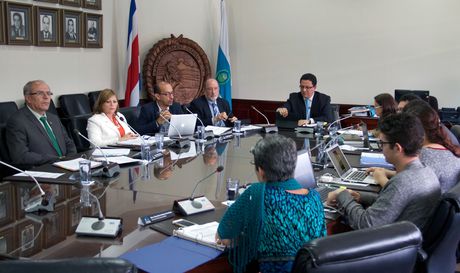 En relación con el tema de la devolución de intereses o cash back, el Consejo Universitario está analizando un acuerdo reciente de la JAFAP para tomar medidas al respecto. (Foto: Felipe Molina)