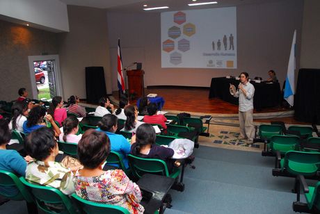 El Estatuto Orgánico establece que la libertad de ca&#769;tedra es un principio fundamental de la ensen&#771;anza universitaria, que les otorga a los miembros del claustro plena libertad para expresar sus convicciones filoso&#769;ficas, religiosas y poli&#769;ticas.(http://www.facultadeducación.ucr.ac.cr)