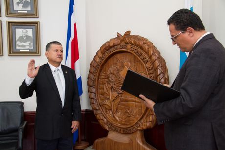 El Ing. Marco Vinicio Calvo fue juramentado como nuevo miembro del Consejo Universitario en la sesión N.° 6106. (Foto: Andrea Jiménez)