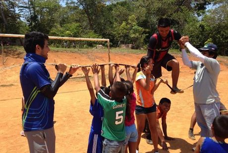 Históricamente, la UCR ha mantenido el compromiso de apoyar a los pueblos indígenas desde sus diferentes ámbitos de acción. En la foto se aprecia una actividad recreativa organizada por la Vicerrectoría de Acción Social en el pueblo de Salitre. (Foto: Archivo VAS)