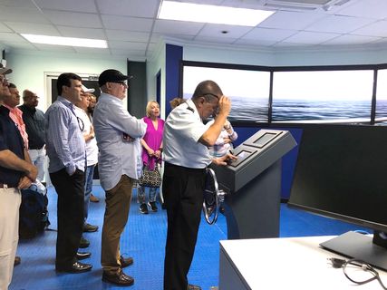 Los miembros del Consejo Universitario aprovecharon la visita para conocer el simulador naval que recientemente fue instalado en el nuevo edificio que albergará la carrera. (Foto: Zaida Siles)