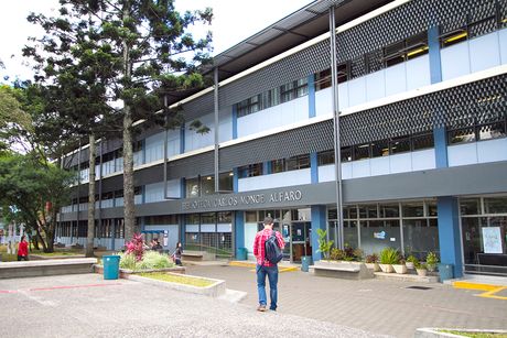 El Consejo Universitario destacó el valor emblemático que tiene el edificio de la Biblioteca Carlos Monge Alfaro,  inaugurado el 24 de marzo de 1970. (Foto. Andrea Jiménez)