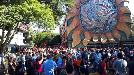 La comunidad universitaria ha marchado en varias ocasiones hacia la Asamblea Legislativa a raíz de la reforma fiscal que ahí se discute. (Foto: Semanario Universidad)