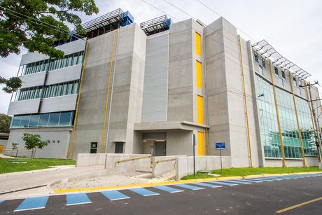 El DCLab está albergado por un moderno edificio de 2850 m², en la Ciudad de la Investigación, en cuya construcción se invirtieron $5.199.000, y ¢1.962.743.479,07 para la compra de equipo y mobiliario. (Andrea Jiménez)