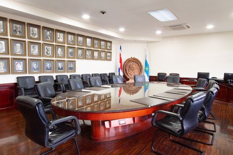 Debido a la falta de cuórum porque varios de sus miembros tienen factores de riesgo ante el COVID-19, el Consejo Universitario no puede sesionar de manera física. (Foto: Andrea Jiménez)