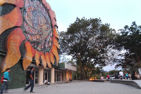 La UCR cumple un papel central al interactuar con la sociedad en los diferentes campos del saber, para generar, validar y transferir conocimiento científico, tecnológico, social y cultural, que promueva el desarrollo de la sociedad costarricense.