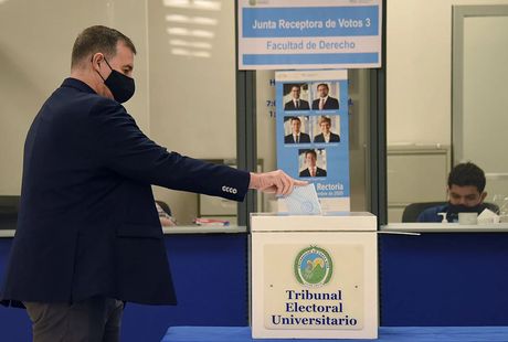 La imagen muestra una persona ejerciendo su voto en las pasadas elecciones a la Rectoría de la UCR.