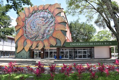 Mural del Girasol ubicado en el edificio de Estudios Generales de la Universidad de Costa Rica.