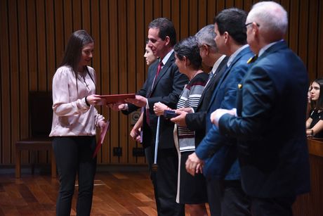 Imagen de la entrega de uno de los reconocimientos a mejores promedios del año 2018.