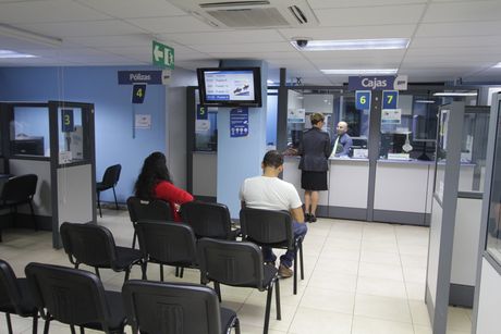 Persona realizando un trámite en las cajas de la Jafap.