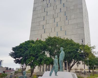 Imagen del edificio de la Asamblea Legislativa tomada desde la Plaza de la Democracia.