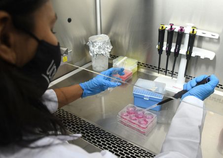 En la imagen se aprecia una investigadora haciendo algunas pruebas en un laboratorio.