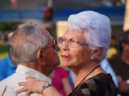 Pareja de adultos mayores bailando.