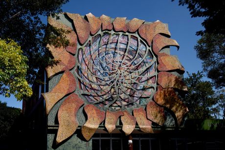 Imagen del mural en forma de girasol ubicado en las afueras del edificio de Estudios Generales.