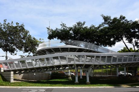 Puente peatonal que une las fincas 1 y 2 de la UCR en San Pedro de Montes de Oca. (Foto: Archivo ODI)