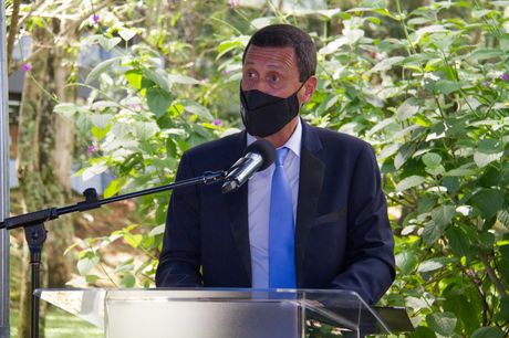 Imagen del rector de la UCR dando un discurso.