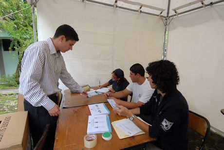 El modelo de adjudicación de becas de la UCR se plantea a partir de dos grandes ejes: la ayuda socioeconómica y el estímulo, el cual contempla la excelencia académica y la por participación en actividades de interés institucional. (Imagen con fines ilustrativos. Foto: Archivo ODI)