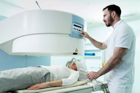 La investigación científica en seres humanos debe apegarse a los más estrictos criterios éticos, humanistas, científicos y técnicos, alejada de intereses económicos, políticos o religiosos, en razón de la naturaleza de esta y sus implicaciones. (Imagen de Drazen Zigic en Freepik)
