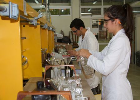 Estudiantes en un laboratorio.