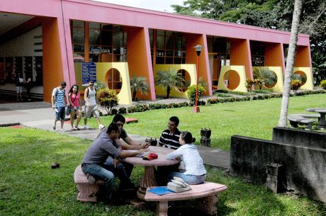 Grupo de estudiantes en los jardines de la Sede Regional del Atlántico.
