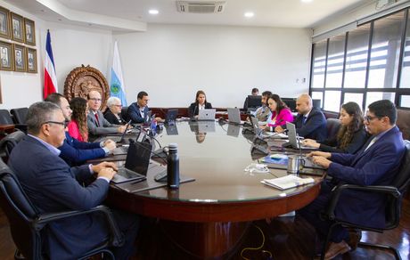 Imagen de los miembros del Consejo Universitario en una sesión plenaria.