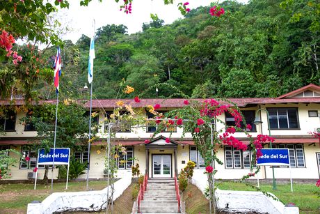 Fachada de la Sede Regional del Sur, ubicada en el cantón de Golfito.