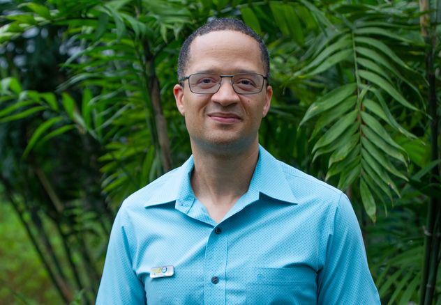 Andrey González está muy orgulloso de aportar con sus conocimientos al trabajo administrativo y contribuir al rescate del patrimonio documental en la UCR. (Foto: Andrea Jiménez, CU)